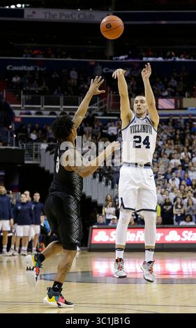 20. Februar 2019: Villanova Wildcats Guard (24) Joe Cremo schoss über Georgetown Hoyas Guard (3) James Akinjo während eines NCAA Männer Basketballspiels zwischen den Georgetown Hoyas und den Villanova Wildcats in der Capital One Arena in Washington D.C. Justin Cooper/CSM (Credit Image: &Copy; Justin Cooper/CSM via ZUMA Wire) Stockfoto