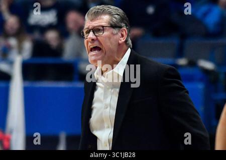20. Februar 2019: Cheftrainer Geno Auriemma der UConn Huskies reagiert auf ein Spiel gegen die Memphis Tigers im XL Center am 20. Februar 2019 in Hartford, CT. Gregory Vasil/CSM(Kreditbild: &Copy; Gregory Vasil/CSM via ZUMA Wire) Stockfoto