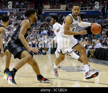 20. Februar 2019: Villanova Wildcats Forward/Guard (4) Eric Paschall wird von Georgetown Hoyas Guard (4) Jagan Mosely während eines NCAA Männer Basketballspiels zwischen den Georgetown Hoyas und den Villanova Wildcats in der Capital One Arena in Washington D.C. verteidigt Justin Cooper/CSM (Credit Image: &Copy; Justin Cooper/CSM via ZUMA Wire) Stockfoto