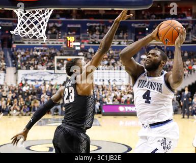 20. Februar 2019: Villanova Wildcats Forward/Guard (4) Eric Paschall wird von Georgetown Hoyas Forward (23) Josh LeBlanc während eines NCAA Männer Basketballspiels zwischen den Georgetown Hoyas und den Villanova Wildcats in der Capital One Arena in Washington D.C. herausgefordert Justin Cooper/CSM(Credit Image: &Copy; Justin Cooper/CSM via ZUMA Wire) Stockfoto