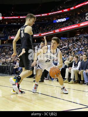 20. Februar 2019: Villanova Wildcats Guard (2) Collin Gillespie schaut um Georgetown Hoyas Guard (11) Greg Malinowski herum während eines NCAA Männer Basketballspiels zwischen den Georgetown Hoyas und den Villanova Wildcats in der Capital One Arena in Washington D.C. Justin Cooper/CSM(Credit Image: &Copy; Justin Cooper/CSM via ZUMA Wire) Stockfoto