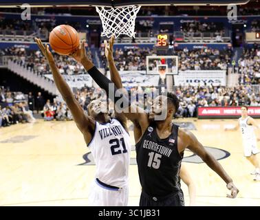 20. Februar 2019: Georgetown Hoyas Center (15) Jessie Govan zieht den Rückstoß von Villanova Wildcats Forward (21) Dhamir Cosby-Roundtree während eines NCAA Männer Basketballspiels zwischen den Georgetown Hoyas und den Villanova Wildcats in der Capital One Arena in Washington D.C. Justin Cooper/CSM(Credit Image: &Copy; Justin Cooper/CSM via ZUMA Wire) Stockfoto