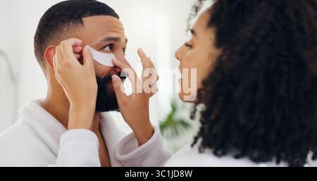 Paare, Augenflecken und Hilfe im Badezimmer für Gesichtsbehandlungen, Vitamin C oder Kollagen zu Hause. Mann, Frau oder Hilfe bei Kosmetik, Produkt oder Maske Stockfoto