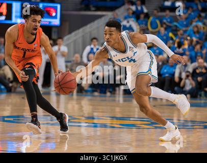 21. Februar 2019 Los Angeles, CA. UCLA Bruins Guard (4) Jaylen Hands stiehlt den Ball von Oregon Guard Stephen Thompson Jr. während des Spiels zwischen den Oregon State Beavers gegen die UCLA Bruins im Pac-12-Spiel im Pauley Pavillion in Los Angeles, Kalifornien. UCLA besiegte Oregon State 68-67.. (Obligatorische Gutschrift: Juan Lainez / MarinMedia / Cal Sport Media)(Kreditbild: &Copy; Juan Lainez / Marinmedia / CSM/CSM via ZUMA Wire) Stockfoto