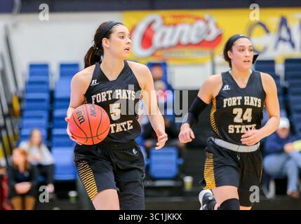 21. Februar 2019: Die Fort Hays State Guard Taylor Rolfs (5) fährt mit dem Ball während eines Basketballspiels zwischen den Fort Hays State Tigers und den Central Oklahoma Bronchos im Hamilton Field House in Edmond, OK. Graues Siegel/CSM(Credit Image: &Copy; graues Siegel/CSM via ZUMA Wire) Stockfoto
