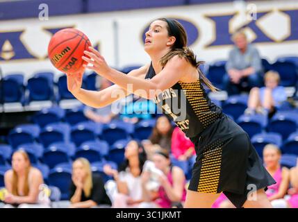 21. Februar 2019: Die Fort Hays State Guard Taylor Rolfs (5) übergibt den Ball während eines Basketballspiels zwischen den Fort Hays State Tigers und den Central Oklahoma Bronchos im Hamilton Field House in Edmond, OK. Graues Siegel/CSM(Credit Image: &Copy; graues Siegel/CSM via ZUMA Wire) Stockfoto