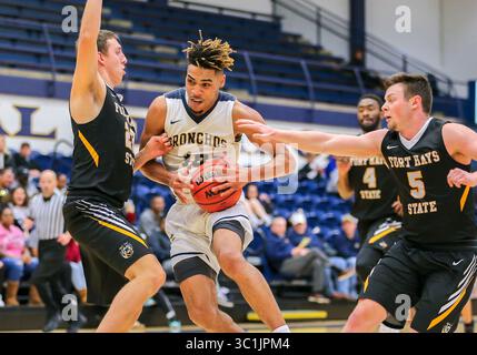 21. Februar 2019: Der Stürmer Adarius Avery (10) der University of Central Oklahoma fährt mit dem Ball während eines Basketballspiels zwischen den Fort Hays State Tigers und den Central Oklahoma Bronchos im Hamilton Field House in Edmond, OK. Graues Siegel/CSM(Credit Image: &Copy; graues Siegel/CSM via ZUMA Wire) Stockfoto