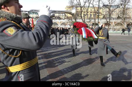 23. Februar 2019 - Moskau, Russland - der russische Präsident Wladimir Putin und der Premierminister Dmitri Medwedew nehmen an einer Kranzzeremonie am Grab des unbekannten Soldaten an der Kremlmauer Teil, um die gefallenen Soldaten am 23. Februar 2019 in Moskau zu ehren. (Bild: © Michael Klimentyev via ZUMA Wire) Stockfoto