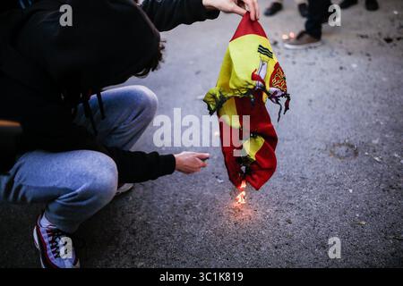 24. Februar 2019 - Barcelona, Barcelona, Spanien - CDR (Komitee für die Verteidigung der Katalanischen Republik) verbrennt spanische Flaggen, um gegen den Besuch des spanischen Königs Felipe VI. Beim offiziellen Eröffnungsessen des Mobile World Congress am 24. Februar in Barcelona, Spanien zu protestieren. (Kreditbild: © AFP7 via ZUMA Wire) Stockfoto