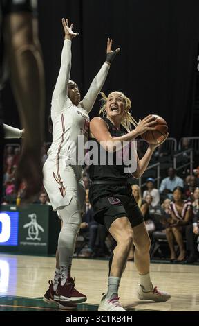 24. Februar 2019 - Coral Gables, FL, USA - Emese Hof (21) der University of Miami fährt am Sonntag, 24. Februar 2019, im Watsco Center in Coral Gables, Fla. (Patrick Farrell/Miami Herald/TNS (Kreditbild: © Patrick Farrell/Miami Herald/TNS via ZUMA Wire) zum Korb. Stockfoto