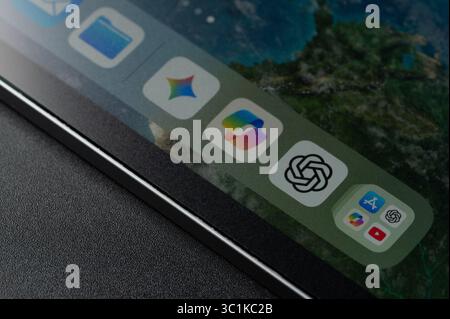 New York, USA - 18. Juli 2025: Gemini Copilot und ChatGPT Symbole auf Tablet-Bildschirm Nahansicht Stockfoto