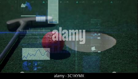 Zeigt roten Golfball auf Putting Green, mit Putterkopf, Putting Cup und digitalen Overlays Stockfoto