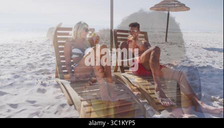 Ein Paar trägt Bikinis und Badehosen und schlürft Kokosgetränke am Strand mit Stühlen und Sonnenschirm Stockfoto