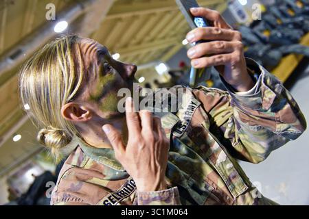 21. Februar 2019: Pordenone, Italien - der 1. Lieutenant der US-Armee Ashley Rae Selfridge, Fallschirmjäger, der der 173. Airborne Brigade zugeteilt wurde, verleiht ihr den letzten Schliff für ihre Gesichtsfarbe 2019, um den Einsatz in der Juliet Drop Zone in Pordenone, Italien, vorzubereiten. Die 173. Luftlandebrigade ist die US-Armee-Notfalltruppe in Europa, die in der Lage ist, einsatzbereite Truppen überall in den Zuständigkeitsbereichen der US-amerikanischen Europäer, Afrikas oder Zentralkommandos zu projizieren. (Bild: © US Army/ZUMA Wire/ZUMAPRESS.com) Stockfoto