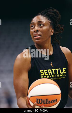 Seattle, Washington, USA. Juli 2025. Dallas Wings' NNEKA OGWUMIKE (3) wärmt sich vor dem WNBA-Match zwischen dem Seattle Storm und den Dallas Wings am 22. Juli 2025 in der Climate Pledge Arena in Seattle, Washington auf. (Kreditbild: © Richard Dizon/ZUMA Press Wire) NUR REDAKTIONELLE VERWENDUNG! Nicht für kommerzielle ZWECKE! Stockfoto