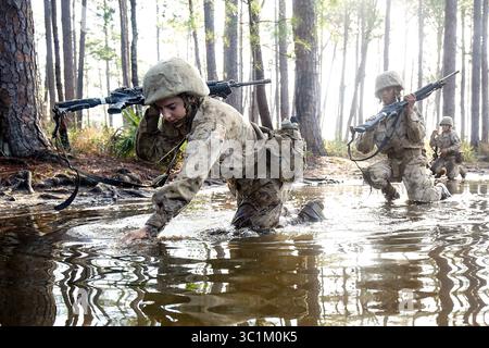 22. Februar 2019 - Beaufort, South Carolina, USA - Rekruten mit November Company, 4. Rekruten-Ausbildungsbataillon, komplette Hindernisse während des Schmelztiegels im Marine Corps Recruit Depot Parris Island, 21. Februar. The Crucible ist ein 54-stündiges Höhepunkt-Event, bei dem Rekruten als Team arbeiten und Herausforderungen meistern müssen, um den Titel United States Marine zu erlangen. (Kreditbild: © U.S. Marine Corps/ZUMA Wire/ZUMAPRESS.com) Stockfoto