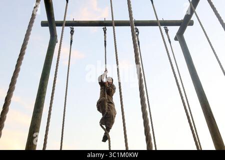 22. Februar 2019 - Beaufort, South Carolina, USA - Rekruten mit November Company, 4. Rekruten-Ausbildungsbataillon, komplette Hindernisse während des Schmelztiegels im Marine Corps Recruit Depot Parris Island, 21. Februar. The Crucible ist ein 54-stündiges Höhepunkt-Event, bei dem Rekruten als Team arbeiten und Herausforderungen meistern müssen, um den Titel United States Marine zu erlangen. (Kreditbild: © U.S. Marine Corps/ZUMA Wire/ZUMAPRESS.com) Stockfoto