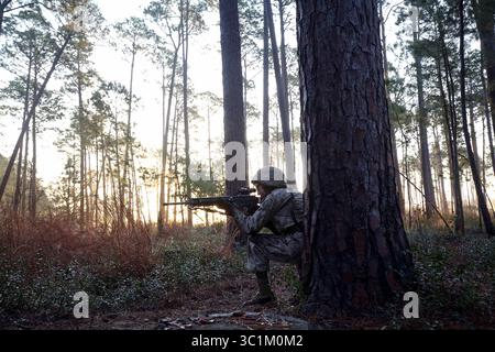 22. Februar 2019 - Beaufort, South Carolina, USA - Rekruten mit November Company, 4. Rekruten-Ausbildungsbataillon, komplette Hindernisse während des Schmelztiegels im Marine Corps Recruit Depot Parris Island, 21. Februar. The Crucible ist ein 54-stündiges Höhepunkt-Event, bei dem Rekruten als Team arbeiten und Herausforderungen meistern müssen, um den Titel United States Marine zu erlangen. (Kreditbild: © U.S. Marine Corps/ZUMA Wire/ZUMAPRESS.com) Stockfoto