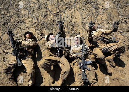 22. Februar 2019 - Beaufort, South Carolina, USA - Rekruten mit November Company, 4. Rekruten-Ausbildungsbataillon, komplette Hindernisse während des Schmelztiegels im Marine Corps Recruit Depot Parris Island, 21. Februar. The Crucible ist ein 54-stündiges Höhepunkt-Event, bei dem Rekruten als Team arbeiten und Herausforderungen meistern müssen, um den Titel United States Marine zu erlangen. (Kreditbild: © U.S. Marine Corps/ZUMA Wire/ZUMAPRESS.com) Stockfoto