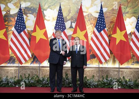 27. Februar 2019 - Hanoi, Vietnam - US-Präsident DONALD TRUMP und der vietnamesische Premierminister NGUYEN XUAN PHUC begrüßen vor ihrem Treffen im Hauptfoyer der Office of Government Hall in Hanoi, Vietnam. (Kreditbild: © Shealah Craighead/das Weiße Haus Via ZUMA Wire) Stockfoto