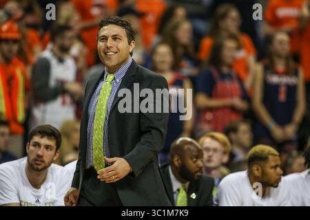 27. Februar 2019: Georgia Tech Head Coach Josh Pastner zeigt seinen Unmut über einen Anruf während der NCAA Basketball-Action zwischen den Georgia Tech Yellow Jackets und den Virginia Cavaliers in der John Paul Jones Arena Charlottesville, VA. Jonathan Huff/CSM(Credit Image: &Copy; Jonathan Huff/CSM via ZUMA Wire) Stockfoto