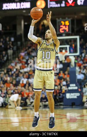 27. Februar 2019: Jose Alvarado (10) macht einen 3-Punkte-Schuss während der NCAA-Basketballaktion zwischen den Georgia Tech Yellow Jackets und den Virginia Cavaliers in der John Paul Jones Arena Charlottesville, VA. Jonathan Huff/CSM(Credit Image: &Copy; Jonathan Huff/CSM via ZUMA Wire) Stockfoto