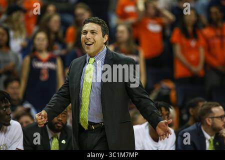 27. Februar 2019: Georgia Tech Head Coach Josh Pastner zeigt seinen Unmut über einen Anruf während der NCAA Basketball-Action zwischen den Georgia Tech Yellow Jackets und den Virginia Cavaliers in der John Paul Jones Arena Charlottesville, VA. Jonathan Huff/CSM(Credit Image: &Copy; Jonathan Huff/CSM via ZUMA Wire) Stockfoto
