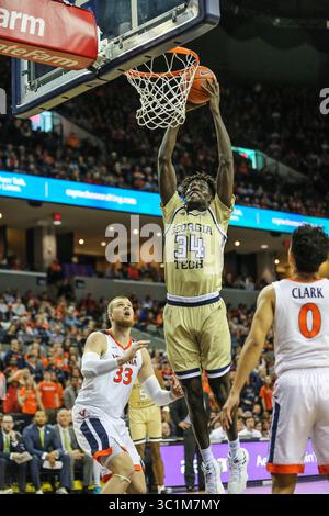 27. Februar 2019: Georgia Tech Yellow Jackets Stürmer Abdoulaye Gueye (34) stürzt den Ball in der zweiten Hälfte der NCAA-Basketball-Action zwischen den Georgia Tech Yellow Jackets und den Virginia Cavaliers in der John Paul Jones Arena Charlottesville, VA. Jonathan Huff/CSM(Credit Image: &Copy; Jonathan Huff/CSM via ZUMA Wire) Stockfoto