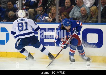 27. Februar 2019: Das New York Rangers Center Mika Zibanejad (93) und der Tampa Bay Lightning Verteidiger Erik Cernak (81) rutschen in die Bretter und jagen den Puck während des Spiels zwischen den New York Rangers und den Tampa Bay Lightning im Madison Square Garden in Manhattan, New York. Obligatorischer Kredit: Kostas Lymperopoulos/CSM (Kredit-Bild: &Copy; Kostas Lymperopoulos/CSM via ZUMA Wire) Stockfoto