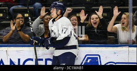 Fan React auf Jacksonville Icemen Stürmer Everett Clark (17), nachdem er in der zweiten Periode eines ECHL-Profihockeyspiels in der Veterans Memorial Arena in Jacksonville, Florida, am Mittwoch, 27. Februar 2019 erzielte. (Gary Lloyd McCullough/Cal Sport Media)(Credit Image: &Copy; Gary Lloyd McCullough/CSM via ZUMA Wire) Stockfoto