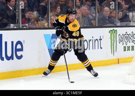 Februar 2019; Boston, MA, USA; Matt Grzelcyk (48), Verteidiger von Boston Bruins, in einem NHL-Spiel zwischen Tampa Bay Lightning und Boston Bruins im TD Garden. Boston gewann mit 4:1. Anthony Nesmith/CSM(Credit Image: &Copy; Anthony Nesmith/CSM via ZUMA Wire) Stockfoto