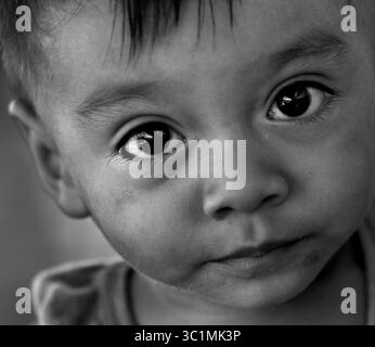 2. Juli 2018: Matamoros, Mexiko: Der 1-jährige Sohn Jose Luis von Luis Miguel Montimo, 32 Jahre alt, und seine Gefährtin Ingrid Perdomo, 18 Jahre alt. Sie kommen aus Honduras, wo sie die schwierige 3-monatige Reise gemacht haben. Asylsuchende schlafen auf der Gateway International Bridge und warten darauf, von Mexiko aus in die USA zu überqueren. Er sagte, er sei vor Angst geflohen und weinte viel vor Angst, seine Vergangenheit zu verlieren. Seine Ex-Frau fing an, mit einem Bandenmitglied auszugehen, und die Gang zündete sein Haus an und tötete seine beiden Kinder darin. Er floh in die Berge, um Sicherheit zu suchen, wo er Ingrid traf und sie ein weiteres Kind hatten. Als sie ankamen, sagten sie, sie wären nicht Stockfoto