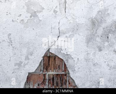 Verwitterte Ziegelwand. Weiße Betonoberfläche. Wandstruktur Aus Weißem Beton. Alte Raue Graue Wand. Abgebaute Betonoberfläche mit feiner Struktur. Nahaufnahme. Stockfoto