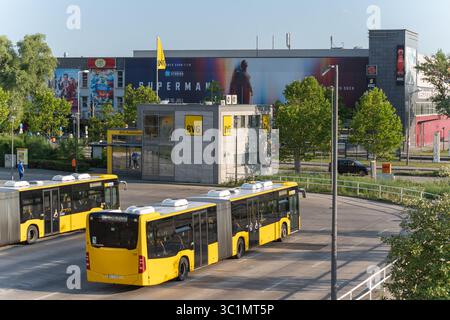 Deutschland Berlin 19. Juli 2025. BVG Bus Depot und Werbetafel. Mehrere BVG-Busse parken an einem Berliner Depot in der Nähe des UCI Kinos und einem riesigen Superman Mo Stockfoto