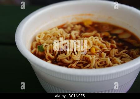 Nahaufnahme von Instant-Ramen-Nudeln in einem Styroporbecher Stockfoto