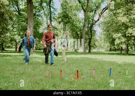 Kinder, die gemeinsam im Park spielen Stockfoto