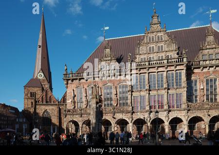 BREMEN, DEUTSCHLAND - 29. MÄRZ 2025: Der historische Marktplatz in Bremen an einem sonnigen Tag. Stockfoto