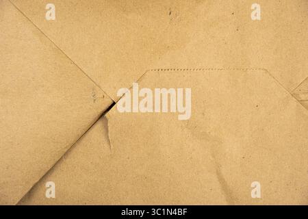 Brauner Hintergrund aus Verpackungspapier mit Falten und Linien Stockfoto