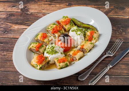 Beyti Kebab in Lavash gerollt mit Joghurt, Tomatensauce und gegrillten Tomaten Stockfoto