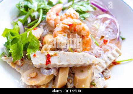 Würziger Glasnudeln-Salat mit vietnamesischer Wurst und Garnelen Stockfoto