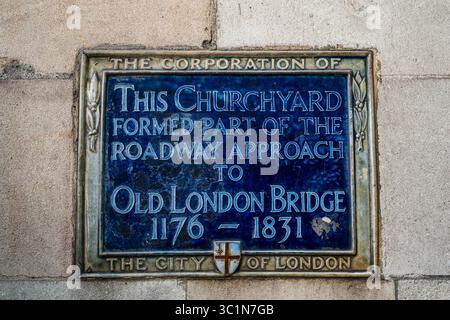 Blaue Tafel vor der St. Magnus the Martyr Church, die den historischen Anschluss an die Old London Bridge markiert, die zwischen 1176 und 1831 in London, England, Großbritannien, genutzt wurde Stockfoto