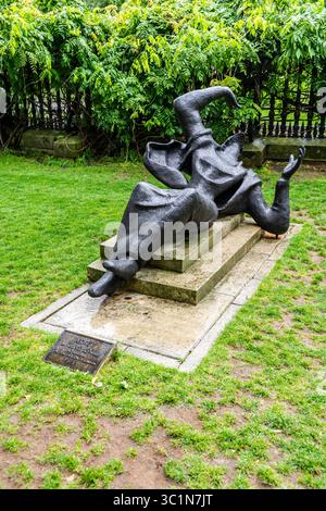 Statue des Heiligen Thomas Becket (1970) von Edward Bainbridge Copnall im Garten des St. Paul's Churchyard, in der Nähe der St. Paul's Cathedral, in London, England Stockfoto
