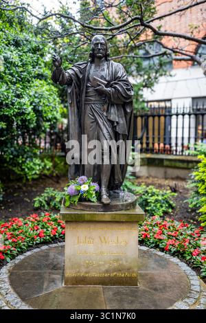 Statue von John Wesley, Gründer des Methodismus, von Samuel Manning und seinem Sohn, auf dem Friedhof von St Paul's in der Nähe der St Paul's Cathedral in London, England, Großbritannien Stockfoto