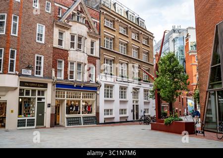 Bezaubernde Aussicht auf die Sheffield Street im Zentrum von London mit historischen Fassaden, unabhängigen Geschäften und Cafés, die von moderner Architektur eingerahmt werden, London, Großbritannien Stockfoto