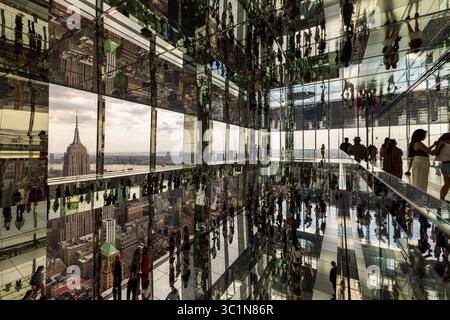 New York, Vereinigte Staaten - 6. Juni 2024: Blick auf das Empire State Building, eingerahmt von reflektierenden Oberflächen, die ein immersives Erlebnis mit Sichtkontakt schaffen Stockfoto