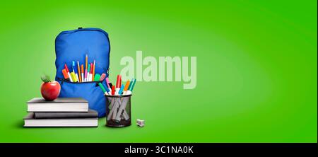 Eine Back-to-School-Szene aus einem Stapel von drei Lernbüchern, gelber Schultasche, Stiften und Bleistiften vor grünem Hintergrund mit Kopierraum Stockfoto