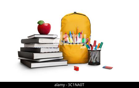 Eine Back-to-School-Szene mit drei Lernbüchern, die man von einem roten Apfel, einer gelben Schultasche, Stiften und Bleistiften lernen kann, die vor weißem Hintergrund isoliert sind Stockfoto