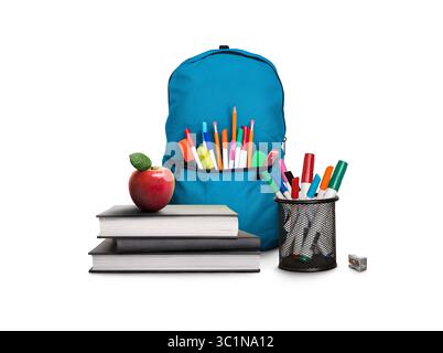 Eine Back-to-School-Szene aus einem Stapel von drei Lernbüchern, von denen man lernen kann, einem roten Apfel, einer blauen Schultasche, Stiften und Bleistiften isoliert vor weißem Hintergrund Stockfoto