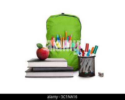 Eine Back-to-School-Szene aus einem Stapel von drei Lernbüchern, von denen man lernen kann, einem roten Apfel, einer grünen Schultasche, Stiften und Bleistiften isoliert vor weißem Hintergrund Stockfoto