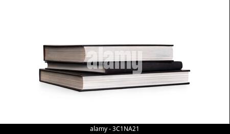 Eine Vorderseite mit Blick auf einen Stapel von drei Studienbüchern, Lehrbüchern, auf einem Tisch isoliert vor weißem Hintergrund Stockfoto